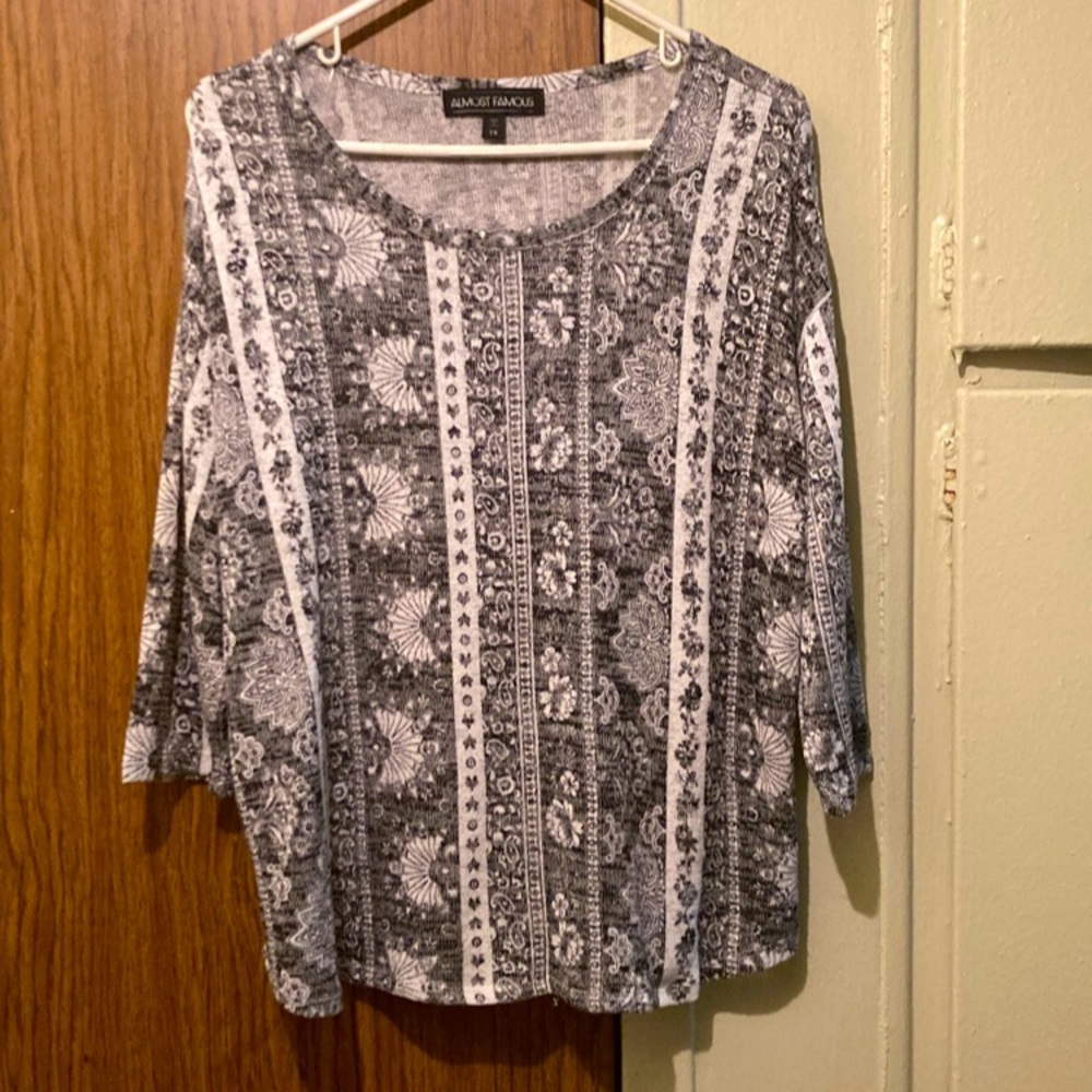 Almost Famous 3/4 Sleeve Grey & White Paisley Hand Knitted Blouse Size 1X Women